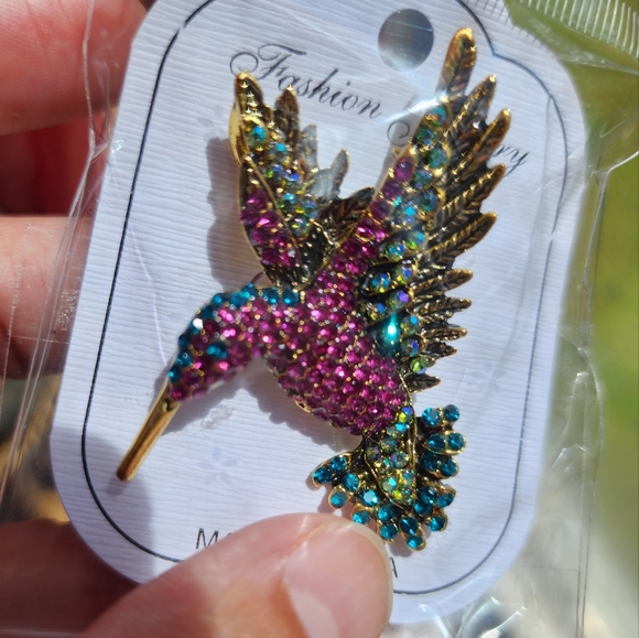 Beautiful Crystal Hummingbird Brooch Pin Full of Bling NIP - Picture 8 of 8